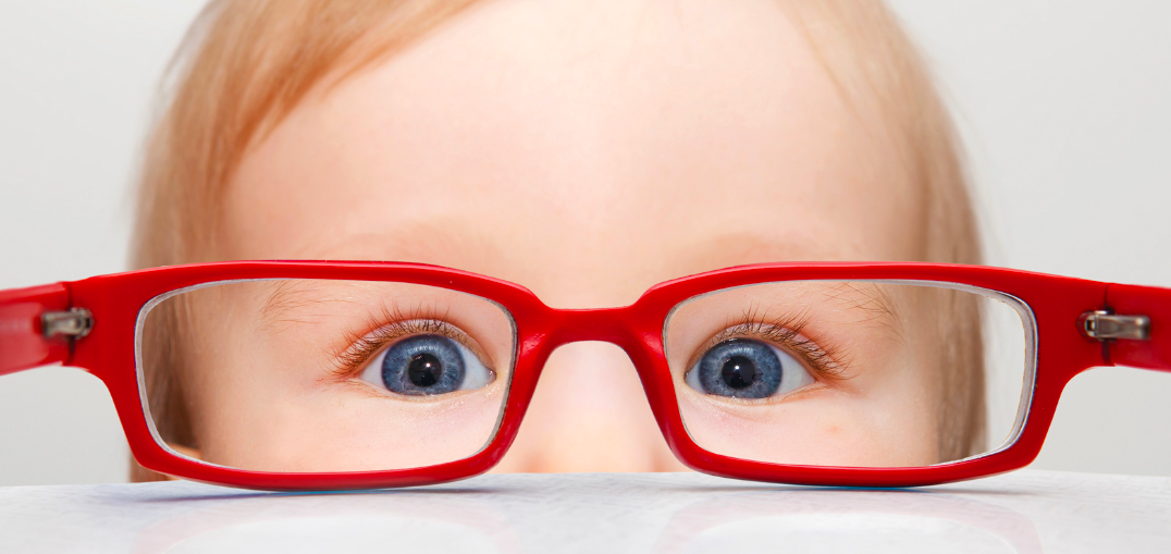 Occhiali da riposo: servono davvero ai bambini?